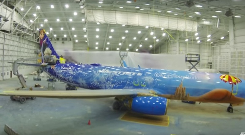 فيديو رائع يظهر كيف تتم عملية طلاء الطائرة برسومات ديزني